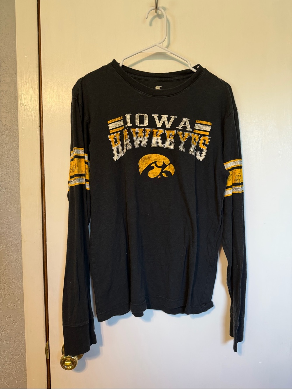 Colosseum Black and Yellow Iowa Hawkeyes Long-Sleeve Tee
